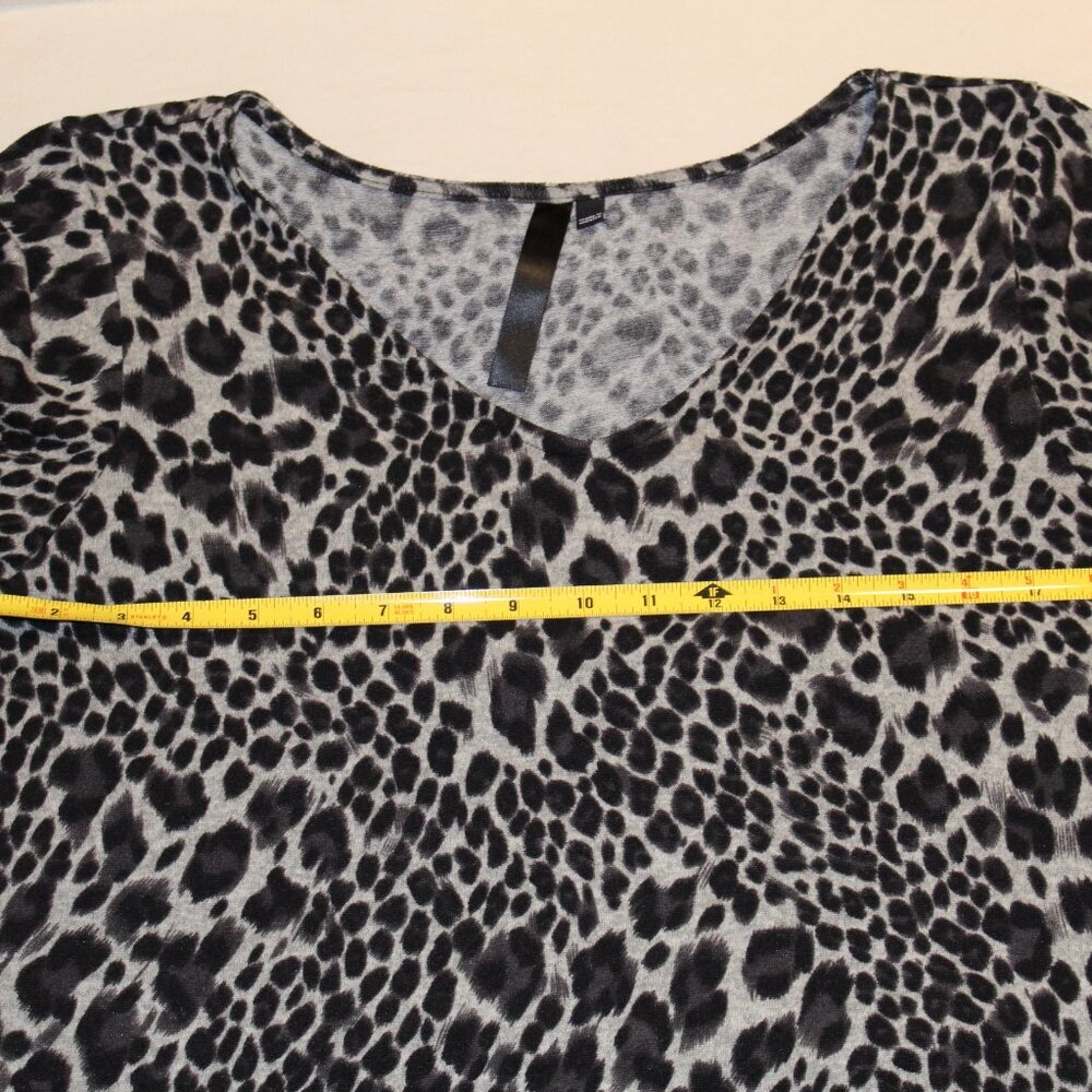 Women's‎ black and gray leopard print v-neck top w/ ruched sides and sleeves - Picture 5 of 6